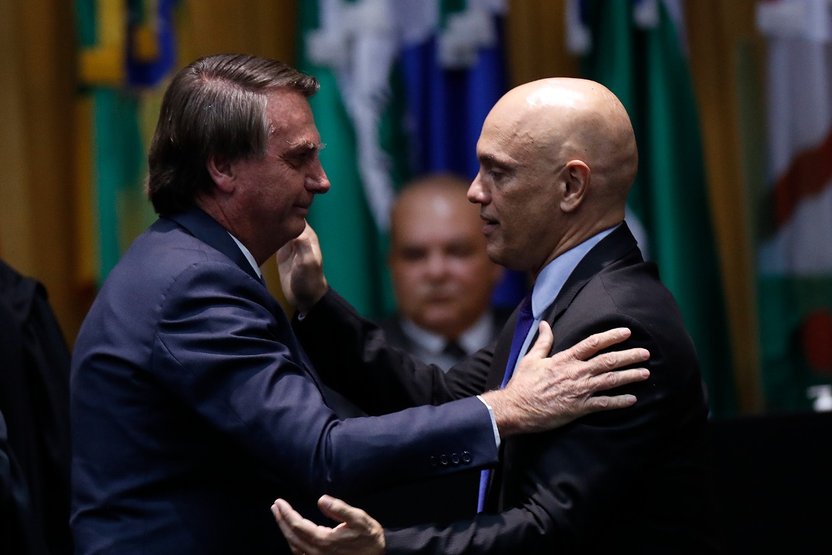 Em reunião Bolsonaro presenteia Moraes e diz que vai à sua posse no