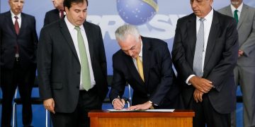 Temer assina decreto de intervenção federal na segurança do Rio de Janeiro