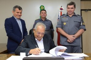 Read more about the article Após pressão, Governador Amazonino Mendes assina promoção de mais 2.096 policiais militares