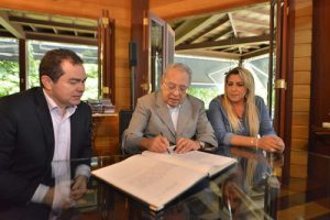 Leia mais sobre o artigo Amazonino Mendes empossa novos secretários da Sejusc e Casa Civil