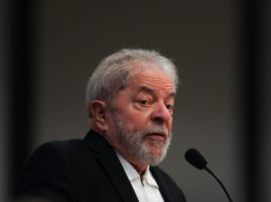 Pesquisa aponta que 61% dizem que não votariam em candidato apoiado por Lula