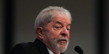 Pesquisa aponta que 61% dizem que não votariam em candidato apoiado por Lula