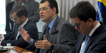 Eduardo Braga pede mobilização de senadores para recuperar setor elétrico