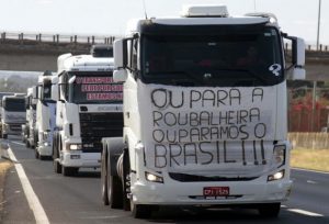 Read more about the article 5º dia de greve dos caminhoneiros