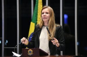 Read more about the article Vanessa Grazziotin critica declarações de Bolsonaro e seus assessores