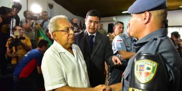 Amazonino Mendes assina promoção de 1.010 policiais militares