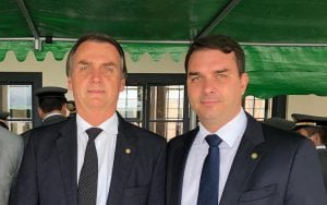 Leia mais sobre o artigo Guerra no WhastApp e suspeitas sobre ex-assessor do filho coroam semana turbulenta de Bolsonaro