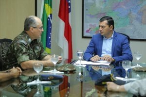 Read more about the article Governo do Amazonas e Exército reafirmam parcerias para proteger a Amazônia e discutem situação da BR-319