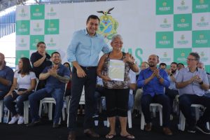 Read more about the article  Governador Wilson Lima entrega títulos de terra aos moradores do bairro Armando Mendes