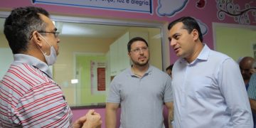 Governador Wilson Lima e seu vice, Carlos Almeida, inspecionam maternidade Balbina Mestrinho