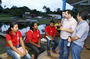 Leia mais sobre o artigo Deputado Roberto Cidade encontra precariedade em comunidades de Presidente Figueiredo