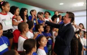 Leia mais sobre o artigo Durante cerimônia de Páscoa criança se recusa cumprimentar Bolsonaro 