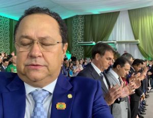 Read more about the article Selfie de Silas Câmara com Bolsonaro de fundo durante culto evangélico é alvo de críticas nas redes sociais