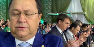 Selfie de Silas Câmara com Bolsonaro de fundo durante culto evangélico é alvo de críticas nas redes sociais