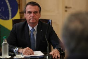 Bolsonaro critica “Querem me deixar como rainha da Inglaterra?”