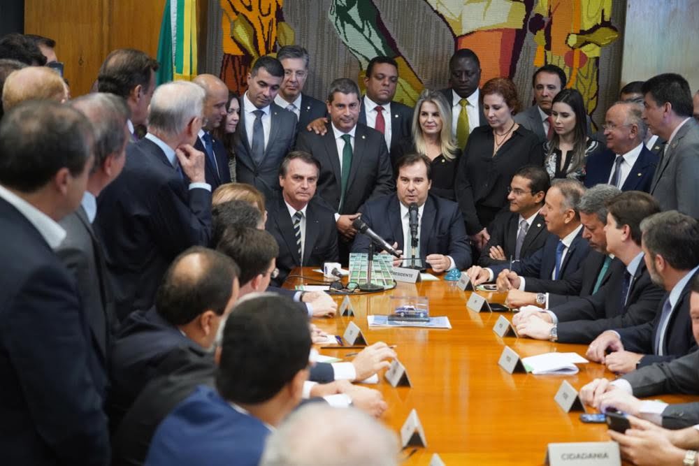 Você está visualizando atualmente Presidente Bolsonaro entrega Projeto de lei que muda CNH 