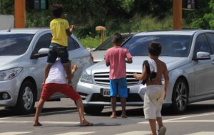 Leia mais sobre o artigo Opinião | Aumenta número de crianças mendigando nos sinais em Manaus