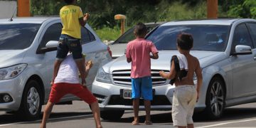 Opinião | Aumenta número de crianças mendigando nos sinais em Manaus