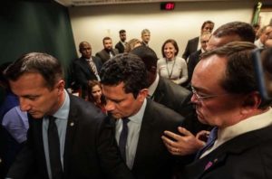Read more about the article Sérgio Moro deixa sessão na Câmara após confusão generalizada