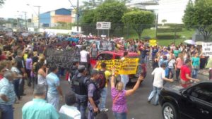 Leia mais sobre o artigo Servidores da saúde, educação e segurança fazem manifestação em frente a sede do governo