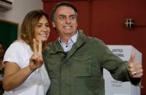 Bolsonaro defende esposa sobre seu drama familiar