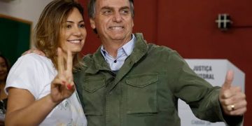 Bolsonaro defende esposa sobre seu drama familiar