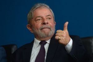 Read more about the article O ex-presidente Lula é transferido para São Paulo, após pedido da Polícia Federal