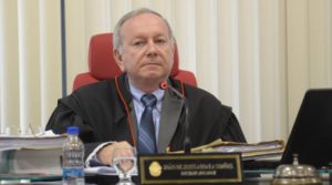 Leia mais sobre o artigo Presidente do TRE-AM suspende pedido de cassação de vereadores e deputada do PL