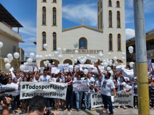 Read more about the article Familiares pedem justiça em missa de sétimo dia do engenheiro Flávio