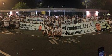 Gritos de ‘O luto virou luta’ manifestantes pedem justiça por Flávio