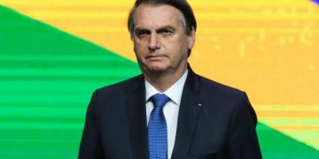 Bolsonaro assina decreto que extingue mais de 14 mil cargos