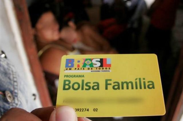 Você está visualizando atualmente 13.º do Bolsa Família e primeira infância: o que Bolsonaro fez no combate à pobreza