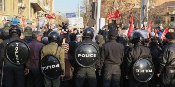 Iranianos sobem pressão e saem às ruas pelo 2º dia contra governo