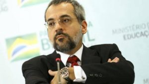 Read more about the article Ministro da Educação comete erro de português no twitter, e internautas fazem piada