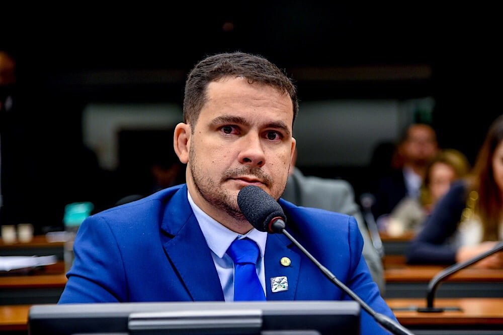 Você está visualizando atualmente Alberto Neto pede a Bolsonaro permanência de alíquota de 8% para polo de concentrados da ZFM