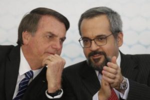 Leia mais sobre o artigo Bolsonaro demonstra apoio a Weintraub no Twitter