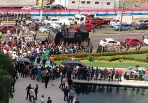 Read more about the article Motoristas de aplicativo e funcionários públicos fazem protesto na Assembleia do Amazonas