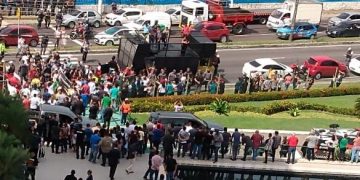 Motoristas de aplicativo e funcionários públicos fazem protesto na Assembleia do Amazonas