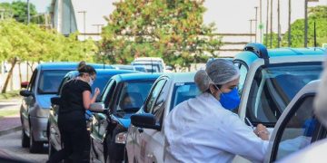 Manaus adota estratégia de drive-thru para vacinar idosos