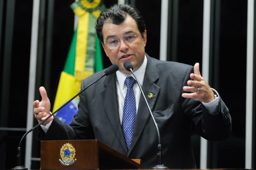 Você está visualizando atualmente Eduardo Braga vota a favor da decretação de estado de calamidade pública no Brasil
