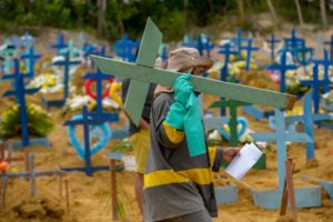 Read more about the article Enterros em cemitérios públicos triplicam em abril e prefeitura disponibiliza crematório