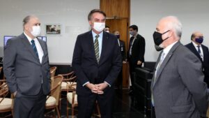 Read more about the article Bolsonaro deixa evento por videoconferência e vai ao encontro do procurador-geral