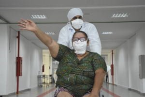 Leia mais sobre o artigo Dezessete pacientes recuperados da Covid-19 deixam o hospital de campanha municipal