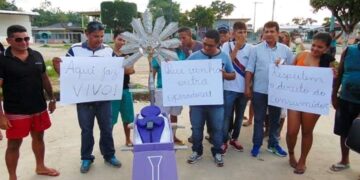 Fonte Boa faz carreata para representar enterro da operadora VIVO no município