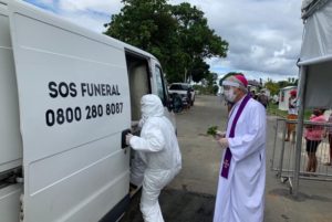 Famílias enlutadas recebem conforto espiritual do arcebispo de Manaus