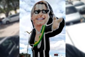 Read more about the article Manifestantes erguem boneco gigante de Bolsonaro em Manaus