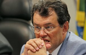 Read more about the article Pensão vitalícia de Eduardo Braga é cassada por juiz