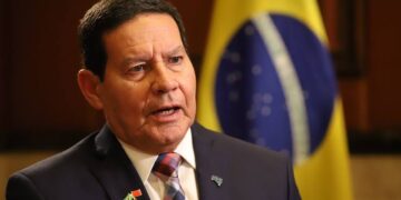 Bolsonaro deve substituir Pazuello ‘em um momento próximo’, diz Mourão