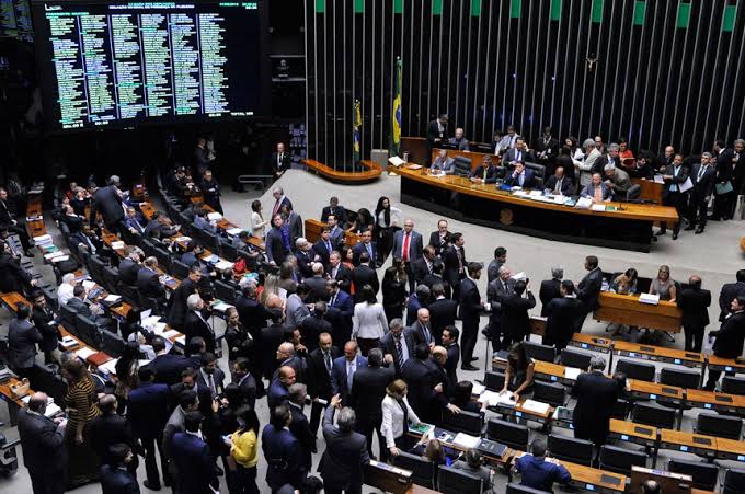 Você está visualizando atualmente Parlamentares do Amazonas votam na Câmara para manter veto de reajuste aos servidores