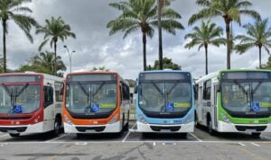 Leia mais sobre o artigo Prefeito entrega os primeiros 112 novos ônibus para Manaus